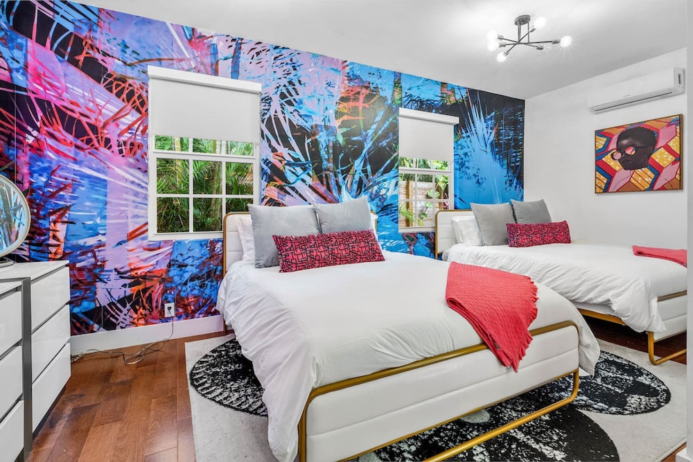 Luxe 5BR 4BA Heated Pool 10 Min to Beach BBQ