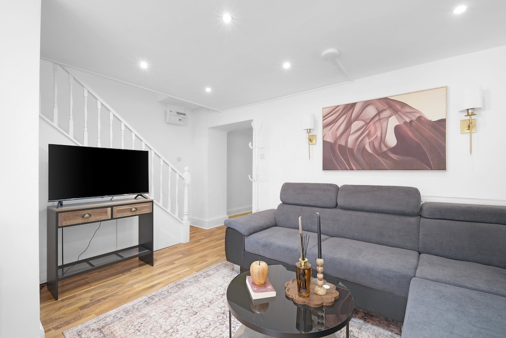 Luxury 3BR 2BA with Hot Tub and Garden