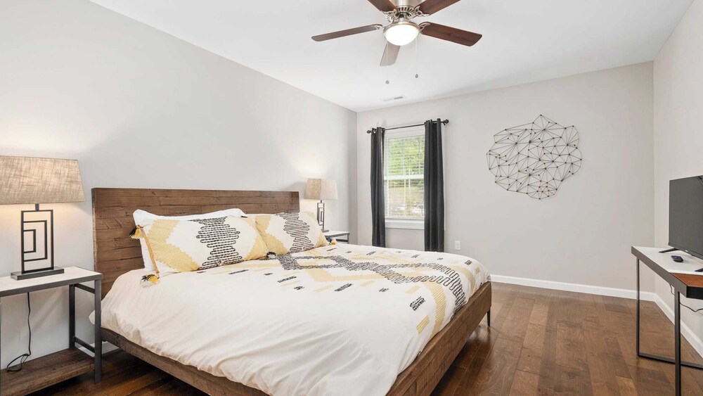 10 Townhomes, Sleeps 89 6 Mins to DT Asheville Sycamore Cove by Avantstay