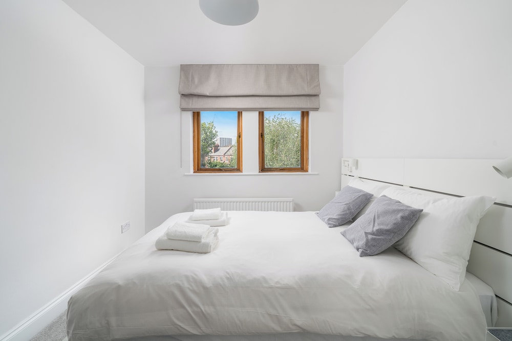 Chic 2BR Battersea Flat - Terrace & Pet-Friendly