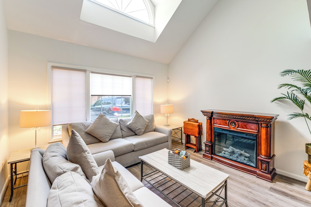 8 Mi to Dtwn Silver Spring: Convenient Condo