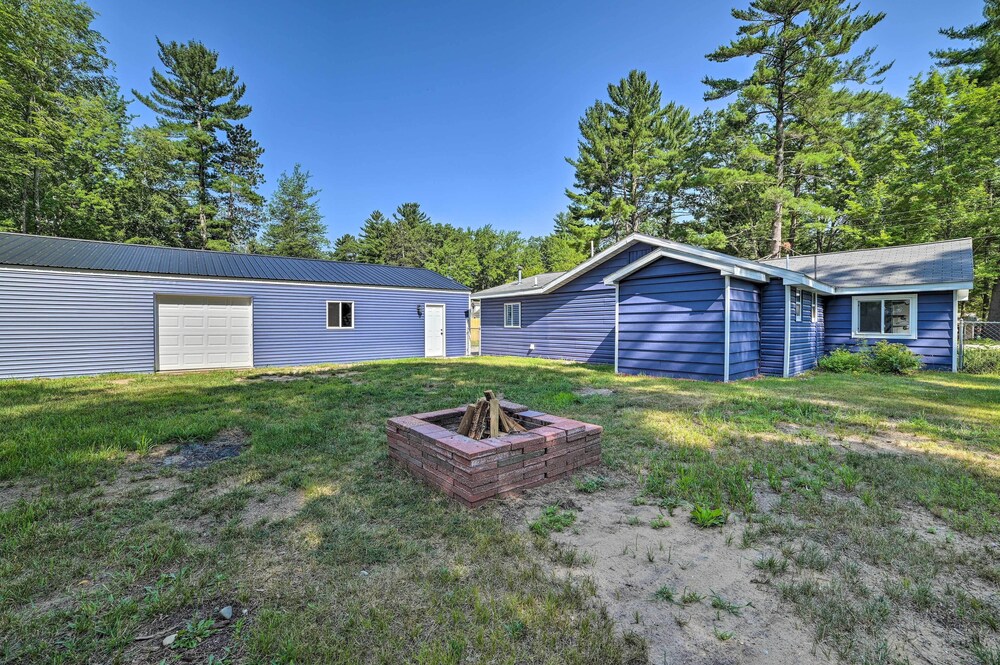 Prudenville Retreat w/ Yard ~ 1 Mi to Lake! view 5