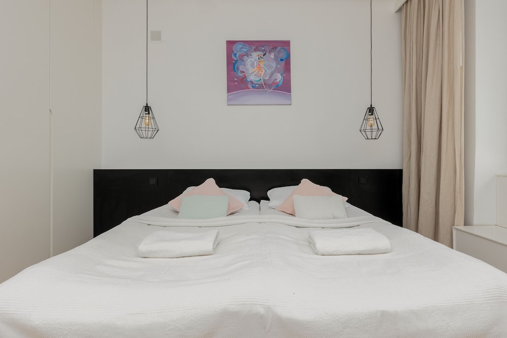 Trendy City Center Apartment by Renters view 2