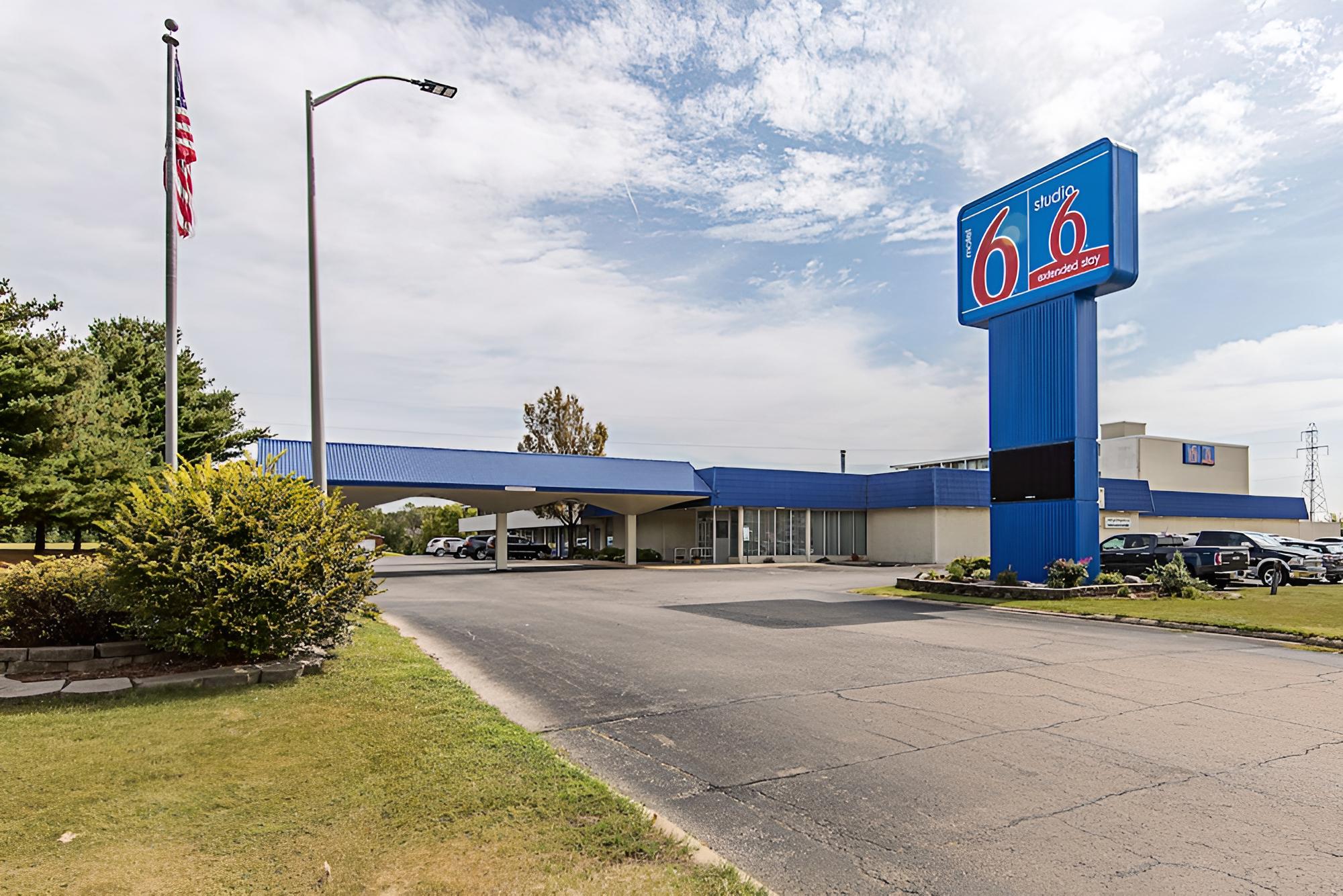 Peoria Vacations - Motel 6 Pekin, IL - Property Image 1