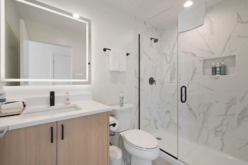 West Loop Grand Penthouse 3BR Best Views