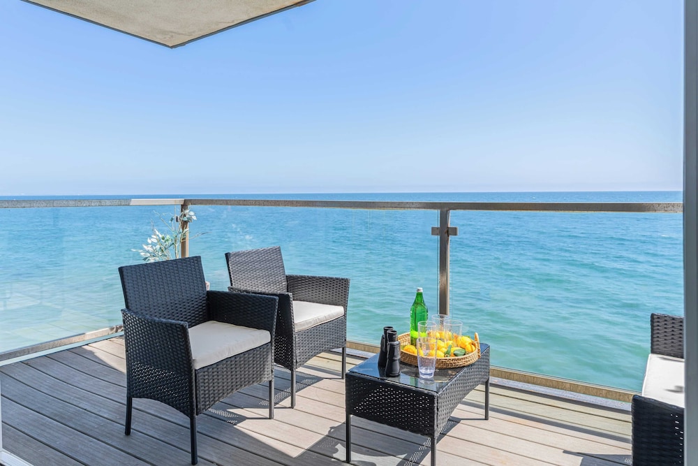 Big Rock Beach Retreat With Oceanfront Balconies, Direct Beach Access & Sweeping Sunset Views Pacific Coast Outlook by Avantstay
