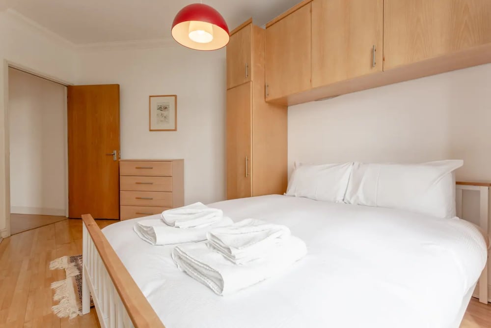 Large & Central 2BD Flat - Tower Hill