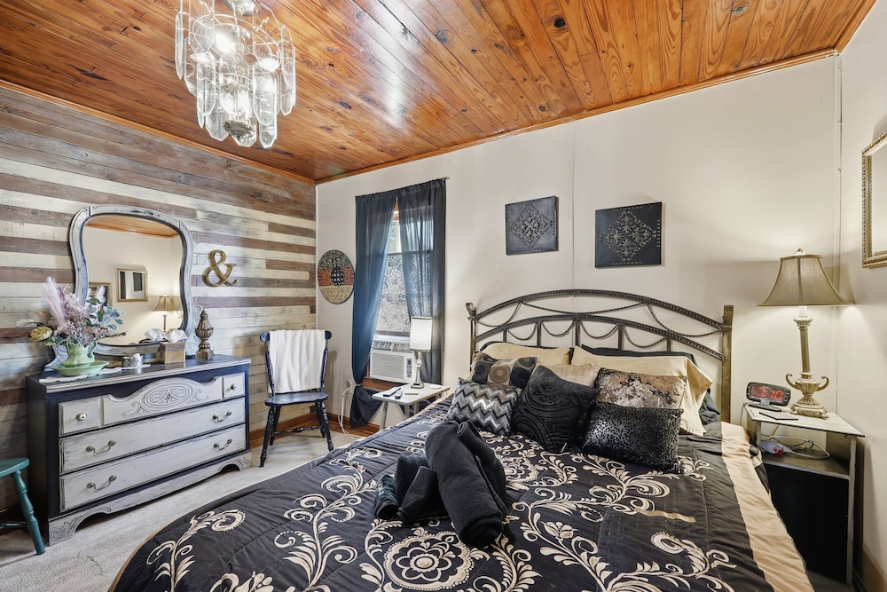 Cozy Country Retreat Hot Tub, Fire Pit & Guitars 2 Bedroom Home