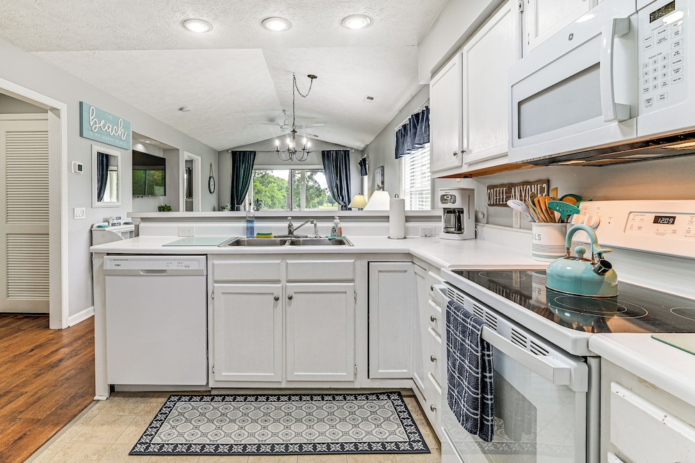 Pool Access & Golf View: Myrtle Beach Retreat!