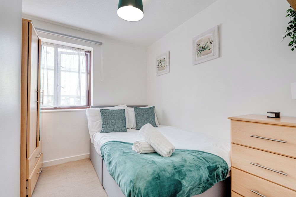 Canadawater-2bedroom-1bathroom-free Parking