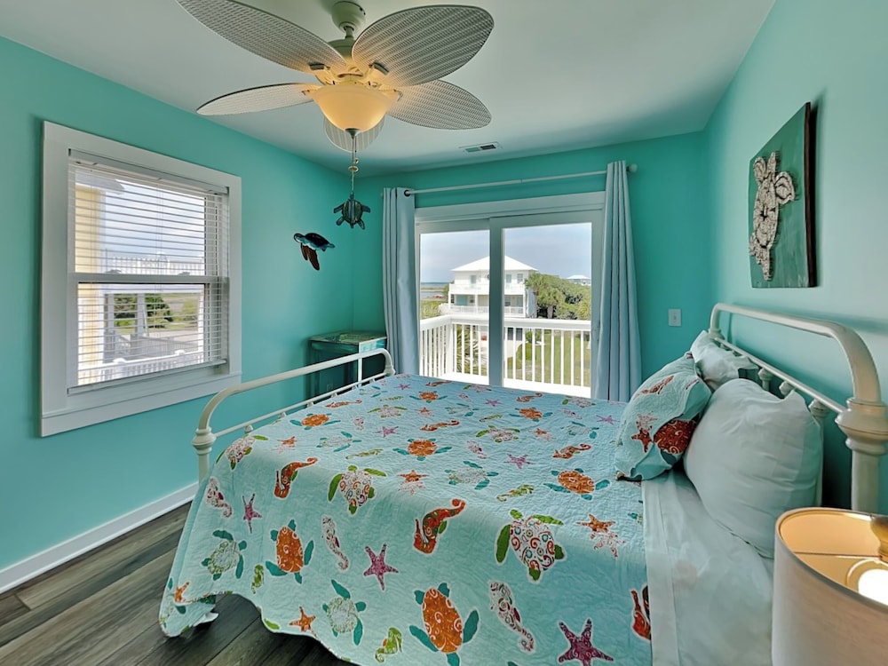 Salty Seahorse by Topsail Realty