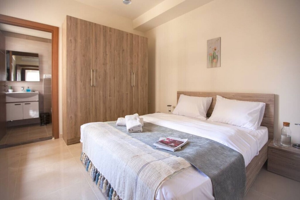 Sioufi - 2-BR Apartment With a Balcony