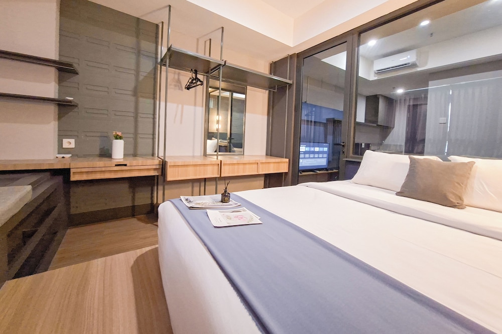 Well Furnished 1Br At Collins Boulevard Apartment