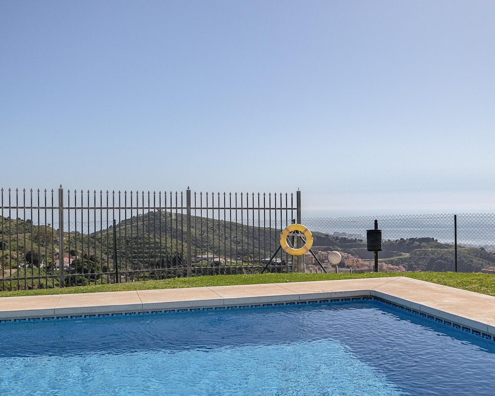 Pool Apt Calahonda 2 With Sea View photo 4