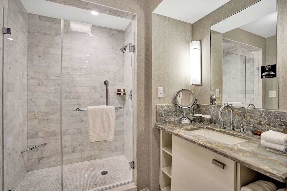 Elegant Beachfront Condo: Your Perfect Getaway!