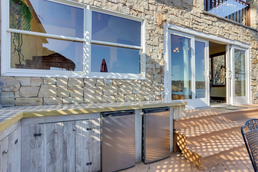 Greenwood Lake Cottage w/ Shared Dock & Hot Tub!