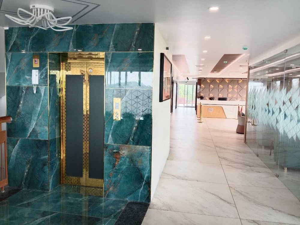 Le Crown Hotel