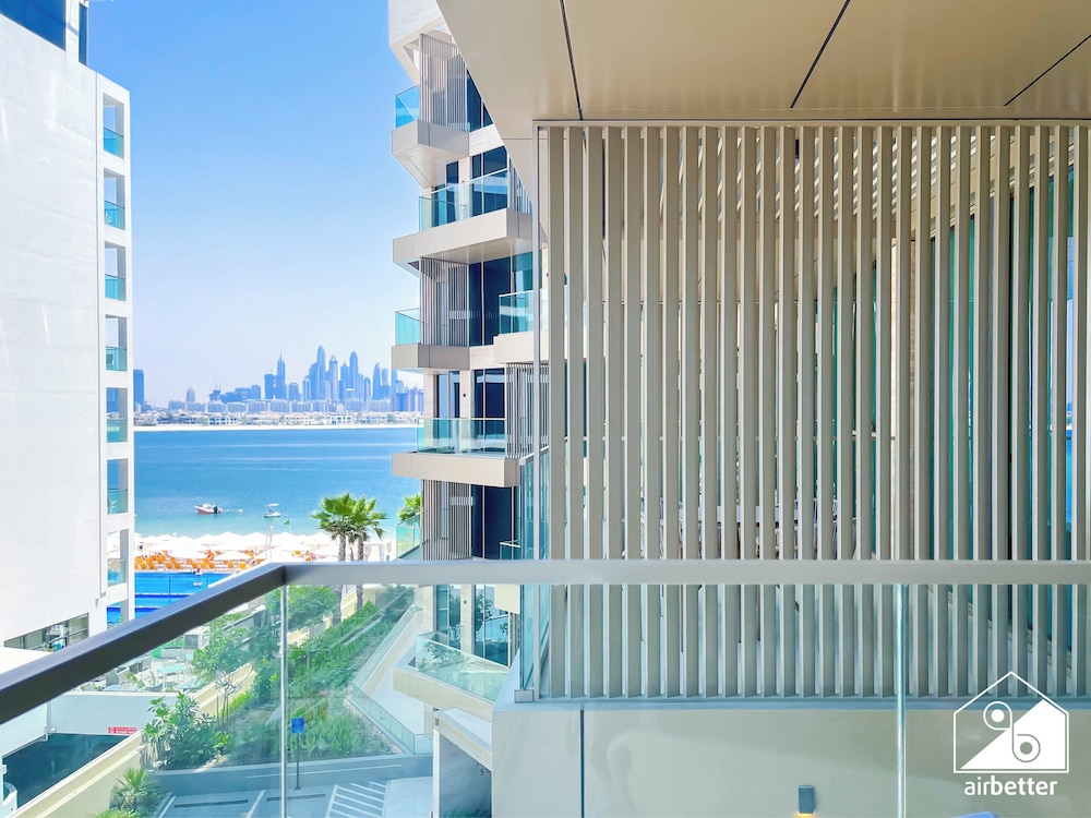 Luxury Beachfront 1BR on Palm Jumeirah & Balcony
