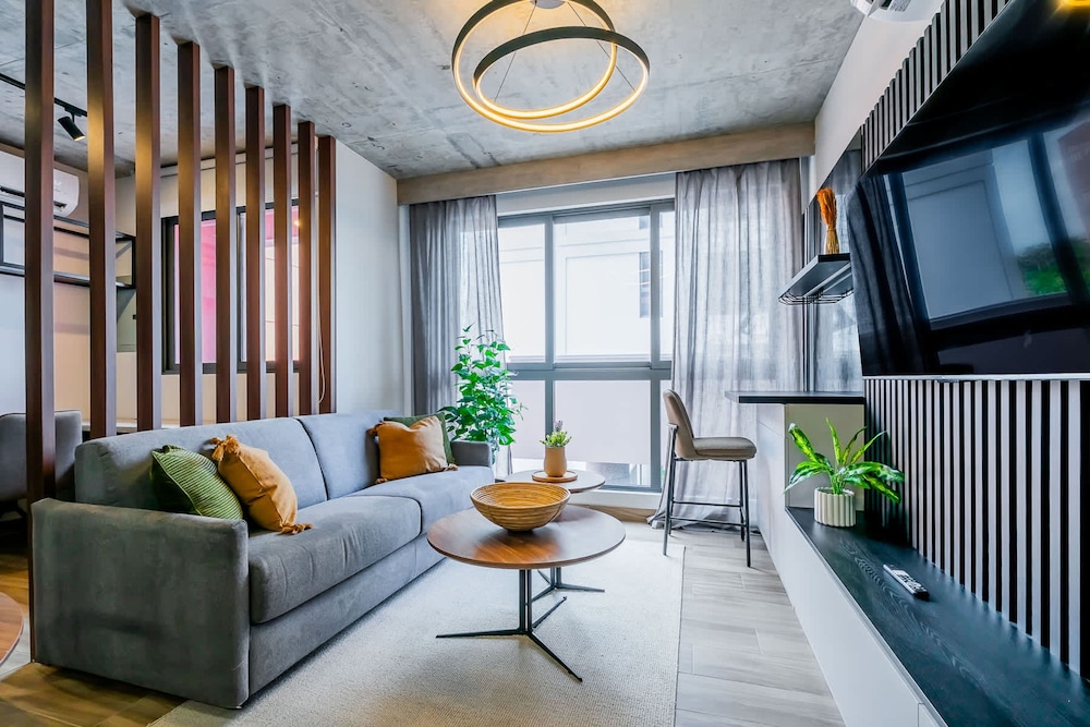 w Stunning 2BR w Great Deco in Centriqo