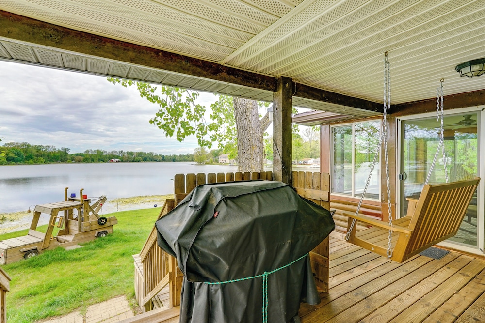 Lakefront Getaway w/ Fire Pit in Akron