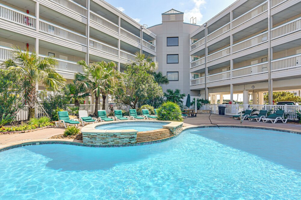 Stroll to Shore: Gem w/ Pool Access in Galveston
