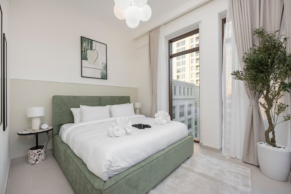 Peaceful 4-bedroom Bright Kitchen Space in Dubai Creek Harbour