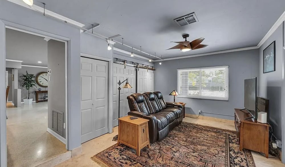 Chic 3BR Sanctuary Steps From The Drive Paradise