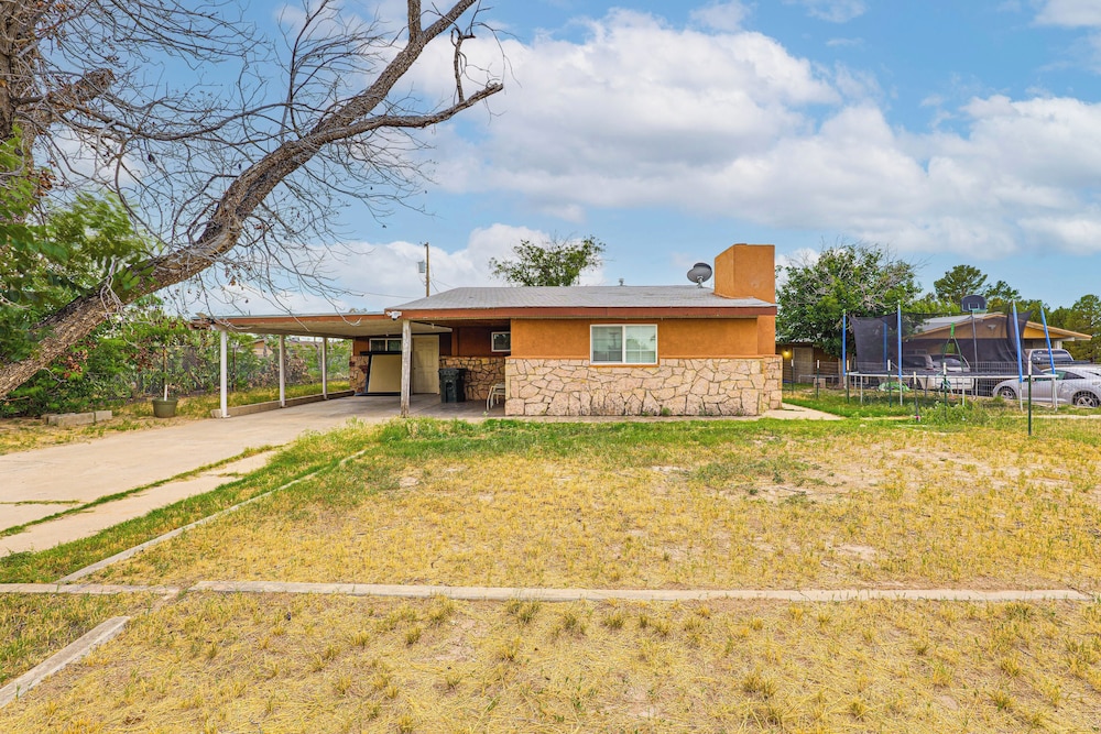 Cozy Home w/ Patio 24 Miles to Carlsbad Caverns NP