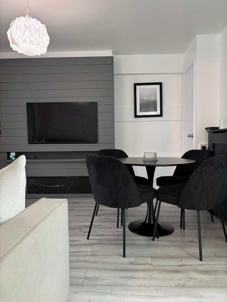1 Bed Flat - Sleeps 2 - Parking - Wifi