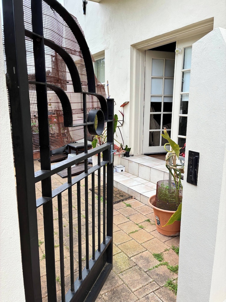 Cozy Tusmore Apartment With Private Garden City View Near Burnside Village Mall