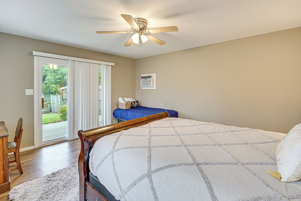 Tranquil Views: Riverfront Retreat in Hot Springs!