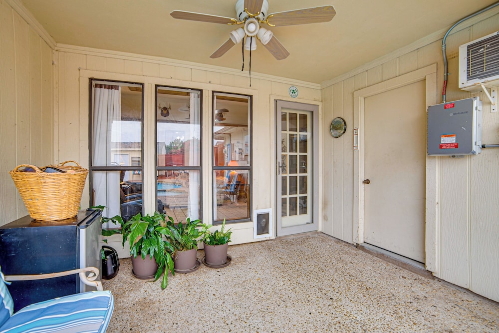 Pet-friendly Home w/ Pool - 8 Mi to Central Plano!