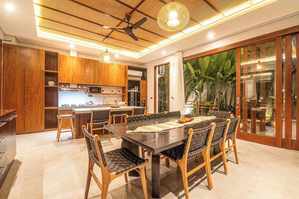 Luxury 5-bedroom Canggu Beach Villa With Scenic Ri