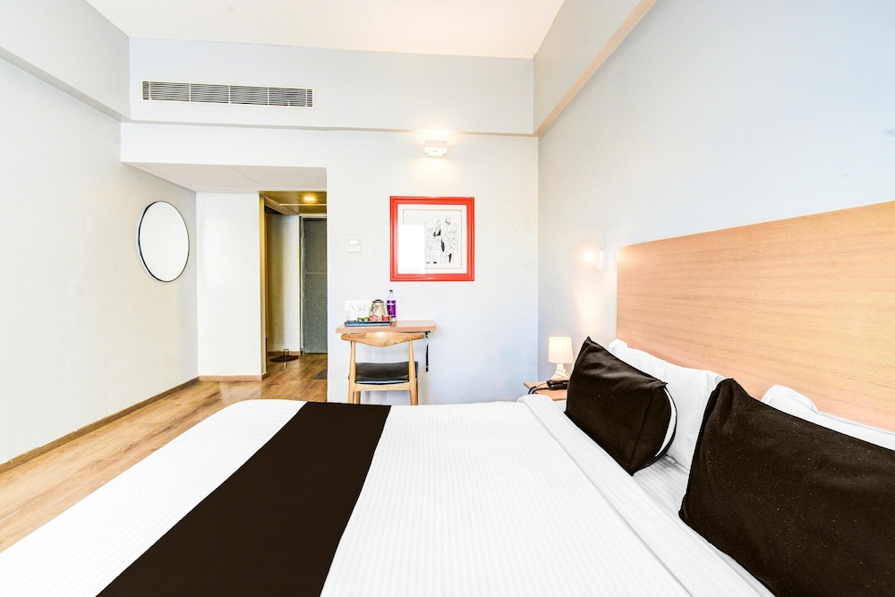 Luxury Stays at Lakdikapul Near Red Hills