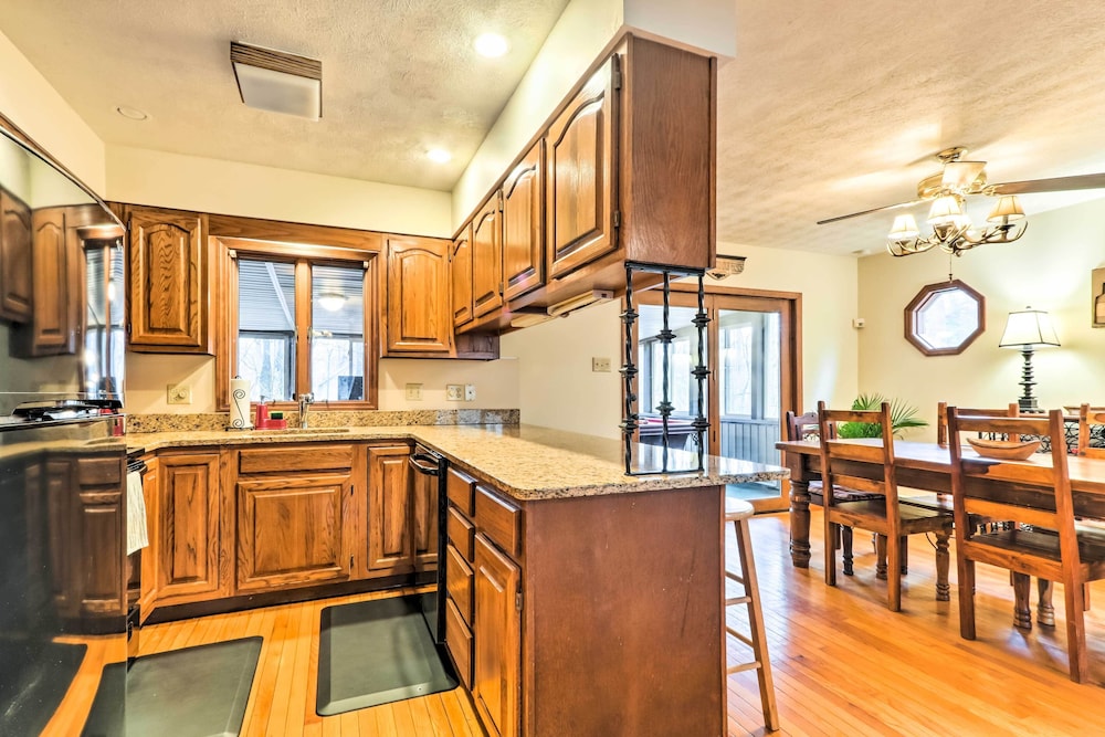 Lake Harmony Home w/ Deck - 3 Mi to Ski Slopes! view 5