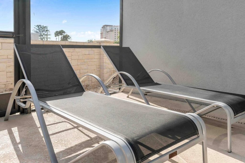 Super Dope- FUN Electric Home W Pool Amenities