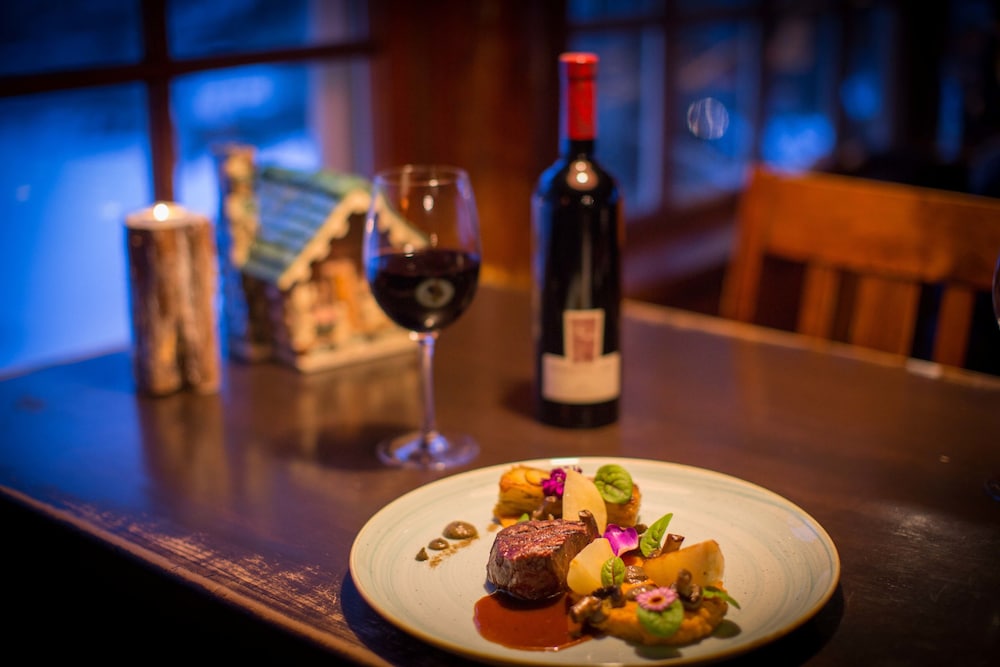 Storm Mountain Lodge Cabins & Dining