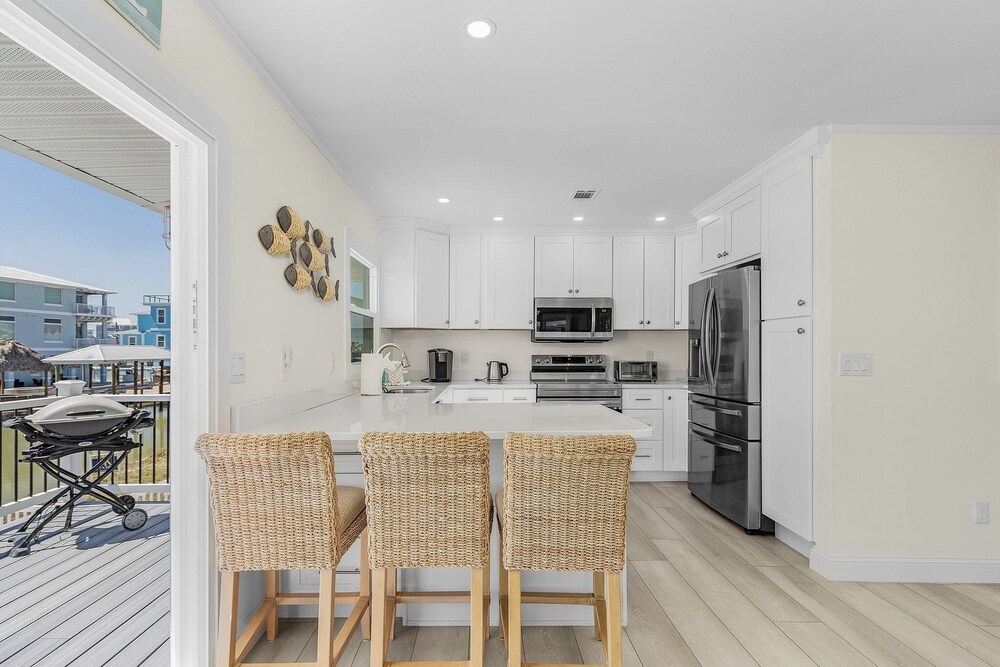 920 Bay Breeze Bungalow: Stunning Bay View Home W/ Heated Pool! 2 Bedroom Home
