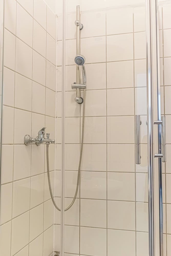 Elegant 2BR Apt Steps from Westbahnhof