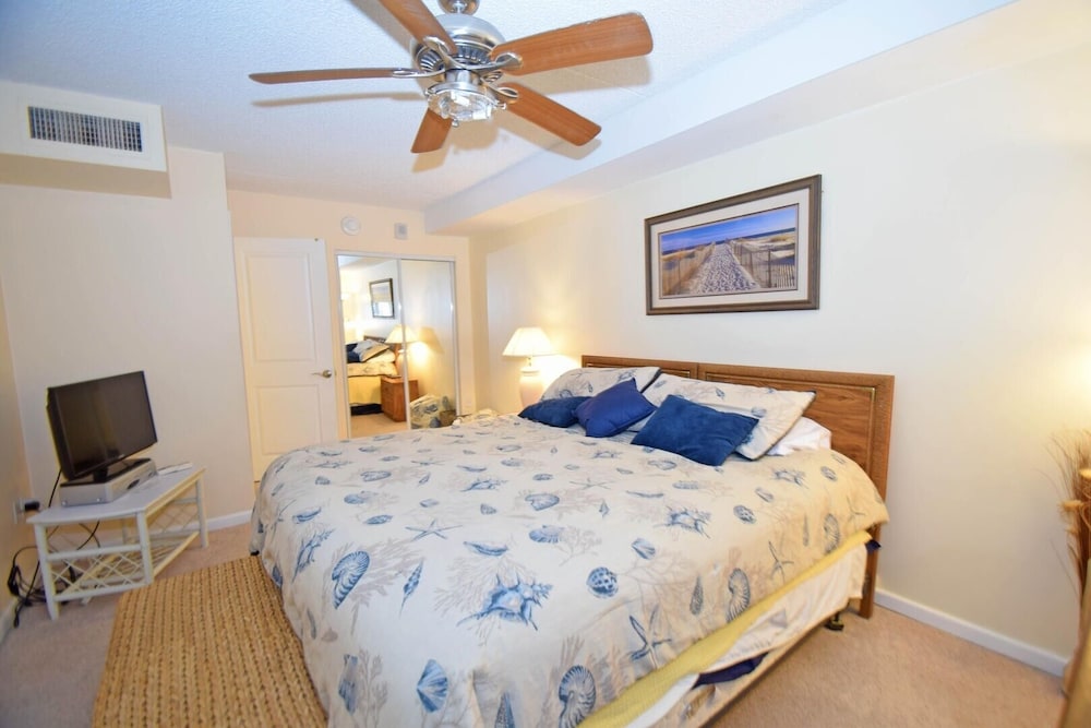 Carousel 2206 3 Bedroom Condo by RedAwning view 5