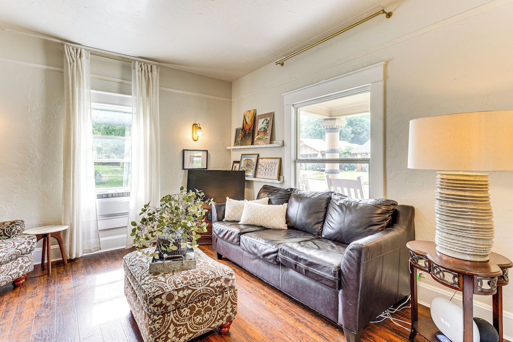 Walk to Downtown: Historic Guthrie Home on Mansur