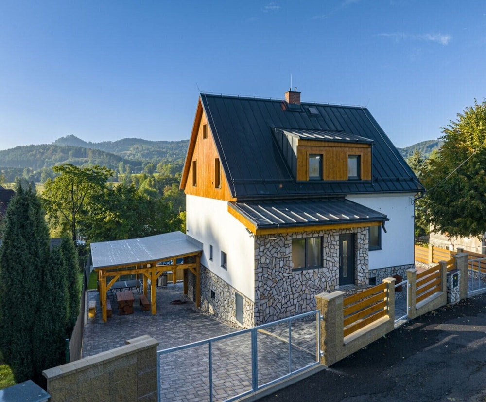 Spacious Villa With Swimming Pool