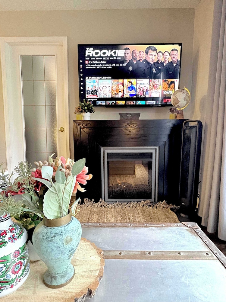 Stylish Downtown Condo near Rogers Place | Parking, Gym, Balcony & Kitchen