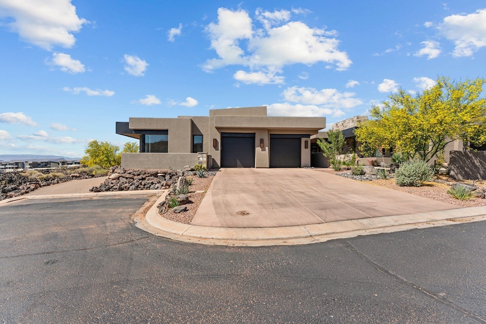 Black Desert Retreat 4 Bedroom Home