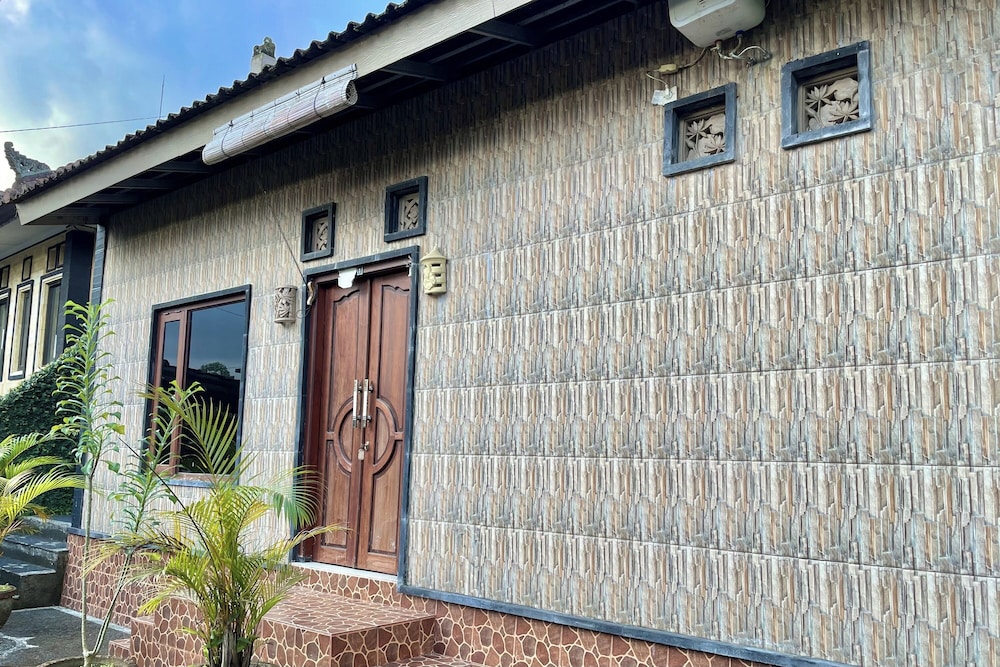 Mongan Homestay Beside The Belulang Hot Spring