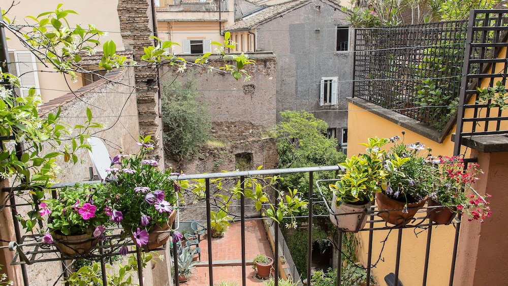 Rental in Rome Arco della Ciambella Penthouse