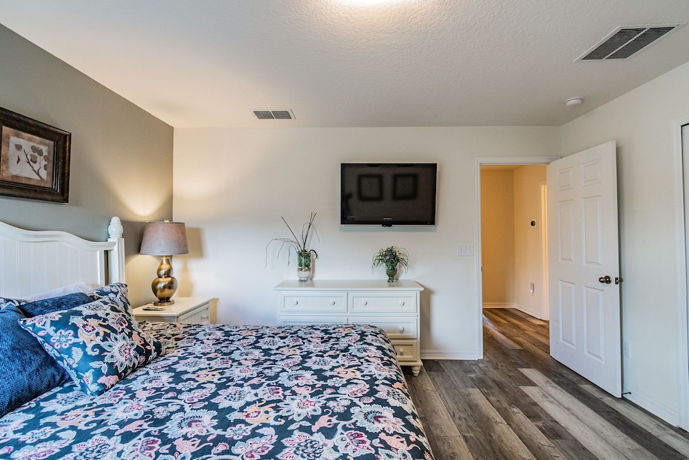 4BR Townhome w/ Pool in Bella Vida Resort