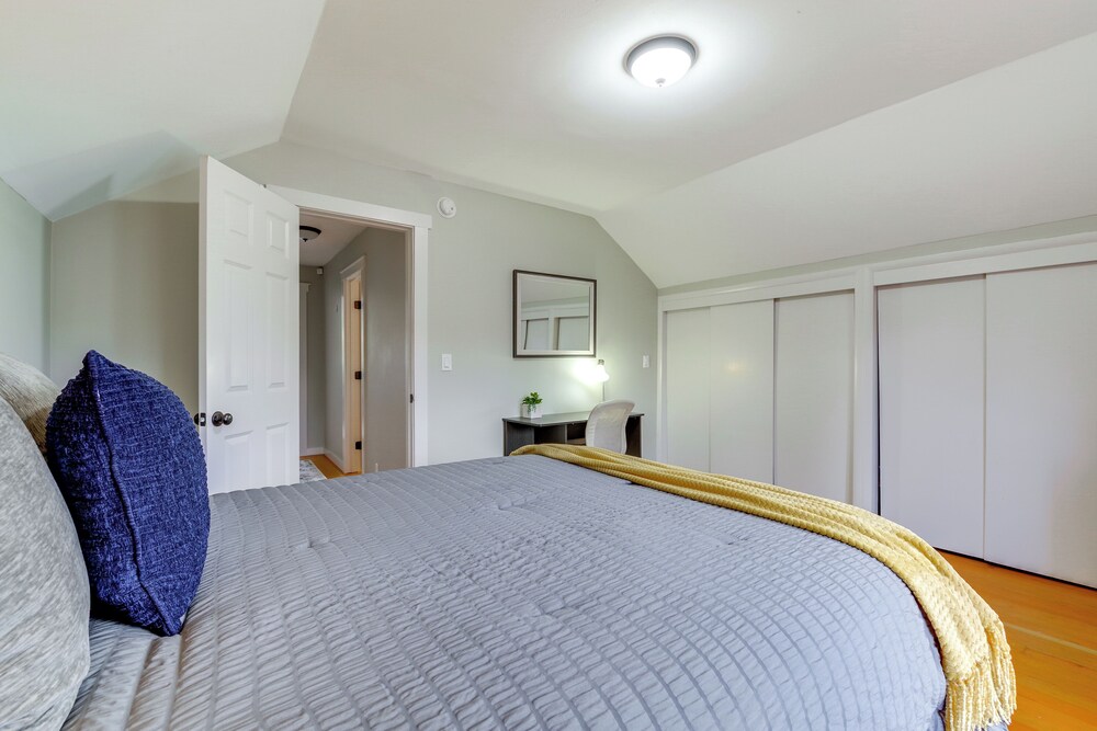 1 Mi to Historic Dtwn: Dog-friendly Everett Home!