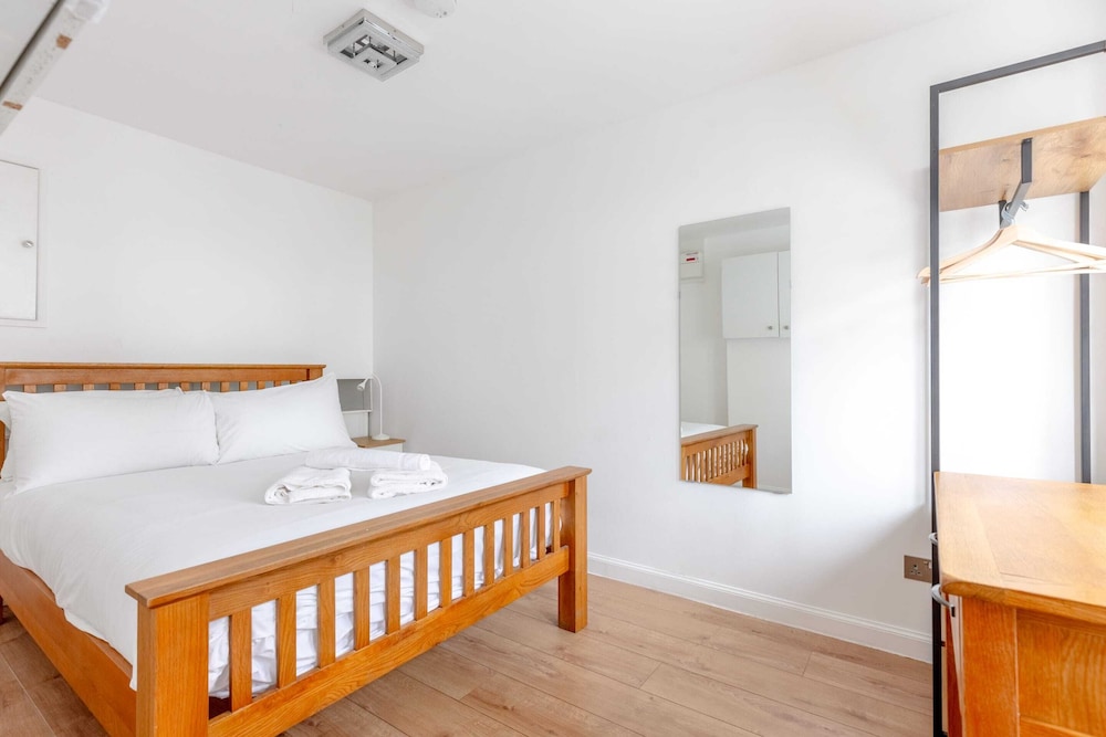 Spacious 4BD Home, Near Excel London!