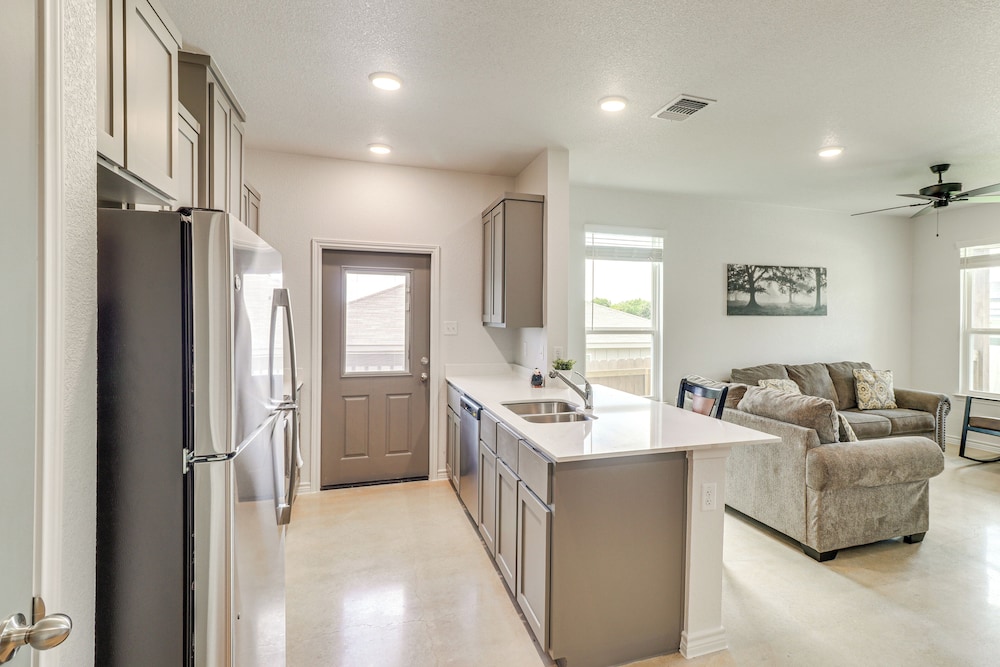 2 Mi to Dtwn Dining! Pet-friendly Temple Townhome